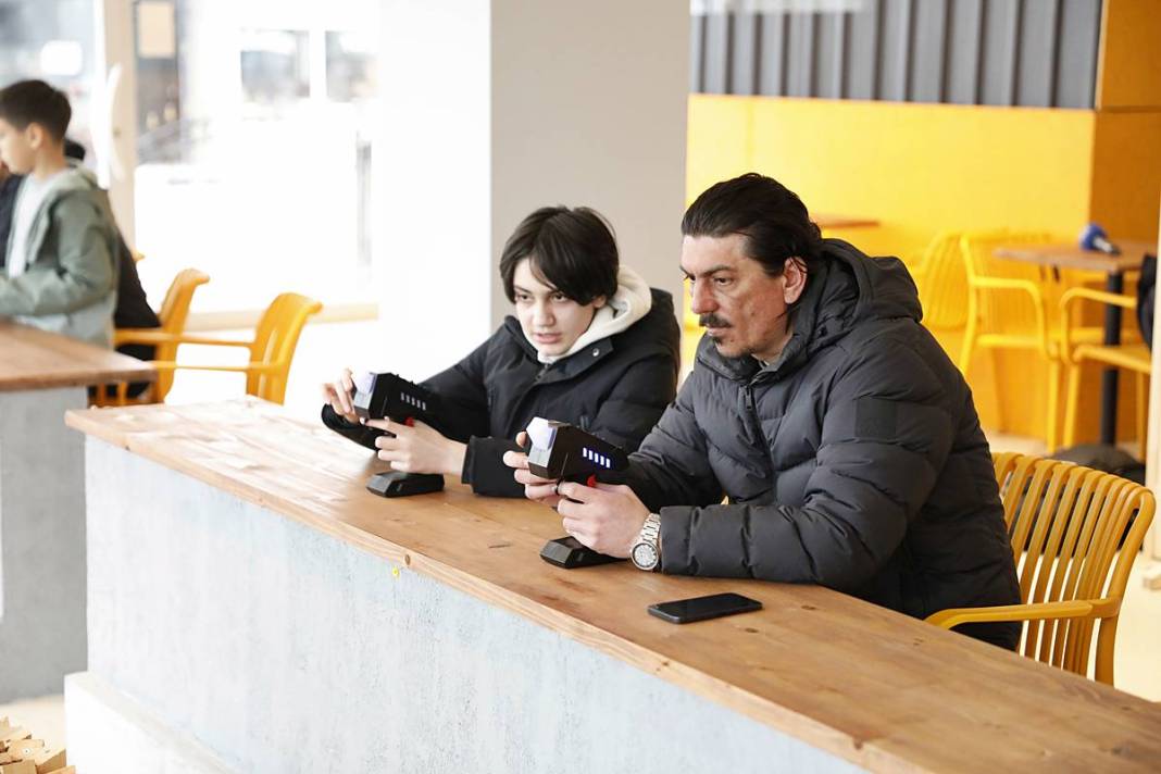 Kafenin ortasına inşaat sahası kurdular: Gençler değil yetişkinler sıraya girdi 13